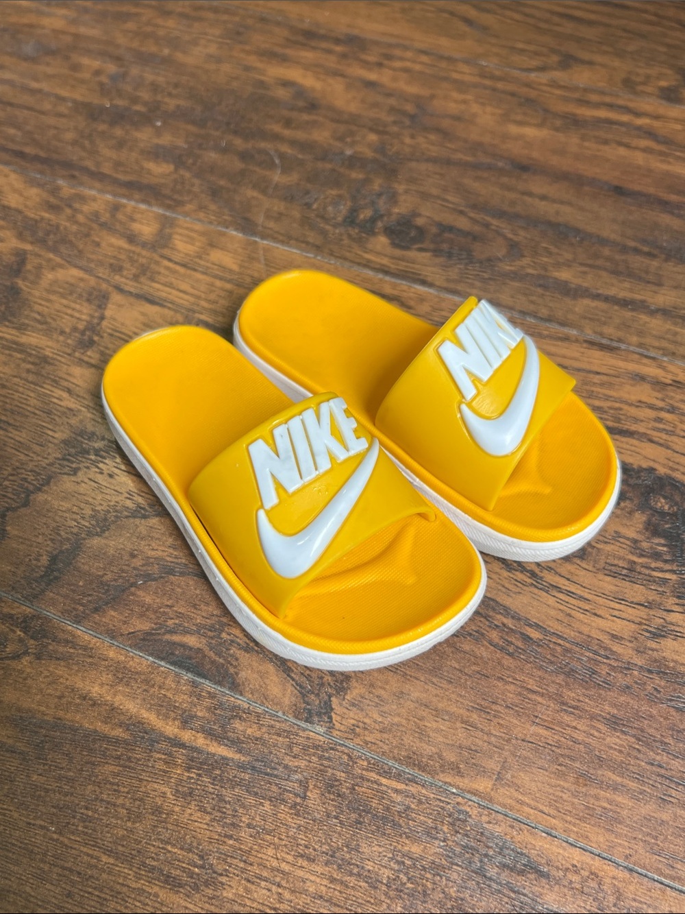 Nike kids/toddler yellow logo slides sandals size EU 25 US 8C
